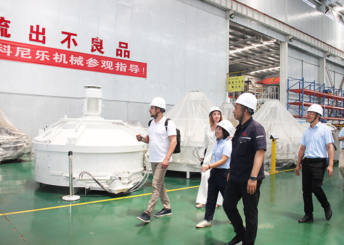 客戶參觀立軸行星攪拌機生產車間